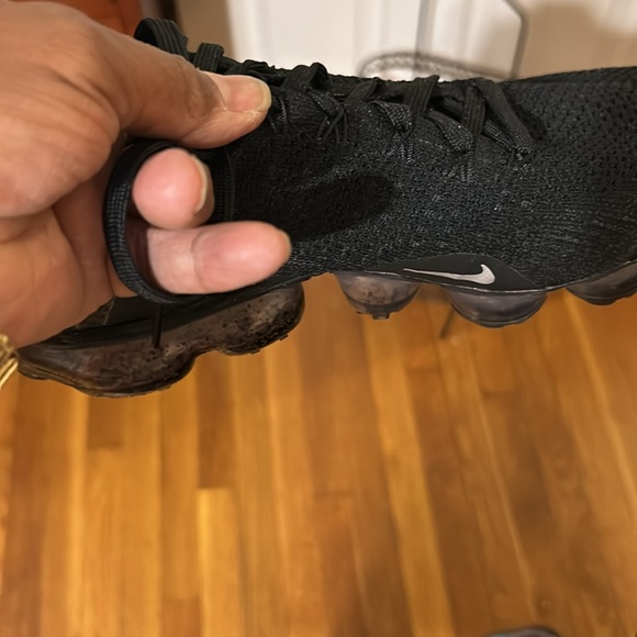 Like new Nikes black size 8 - Picture 3 of 4
